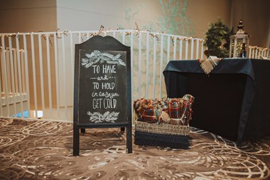 Ohio Wedding Sign with Blankets for a Winter Wedding - The Hotel at Oberlin
